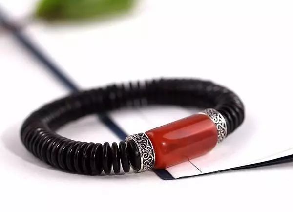 迷戀的紅，南紅手串之美！