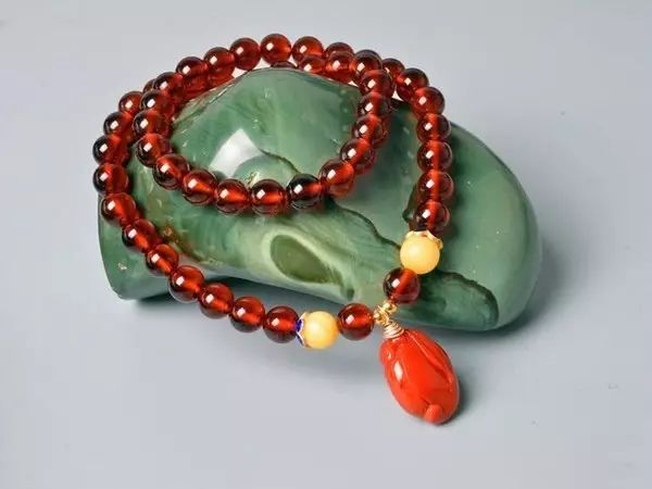 迷戀的紅，南紅手串之美！