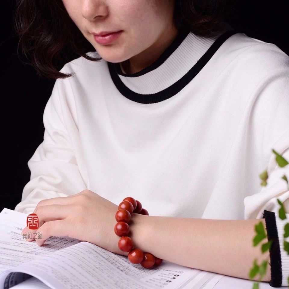 迷戀的紅，南紅手串之美！