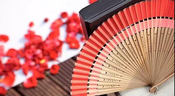 一把扇子風(fēng)情萬種：搖出最美的家佳樂文學(xué)！
