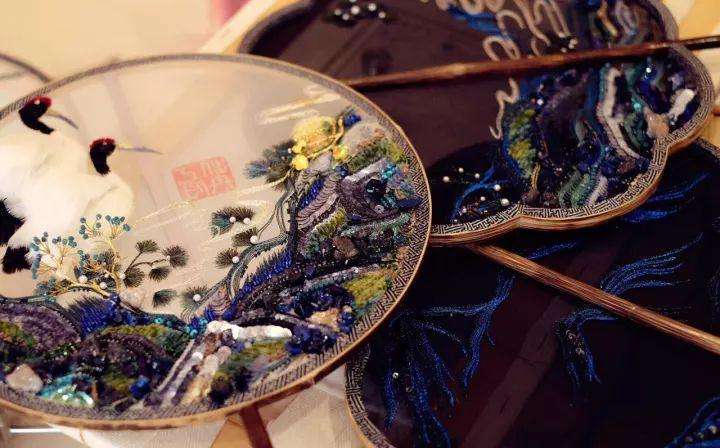 一把扇子風(fēng)情萬(wàn)種：搖出最美的家佳樂(lè)文學(xué)！