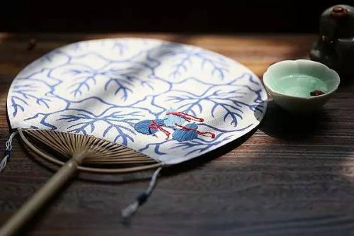 一把扇子風(fēng)情萬(wàn)種：搖出最美的家佳樂(lè)文學(xué)！