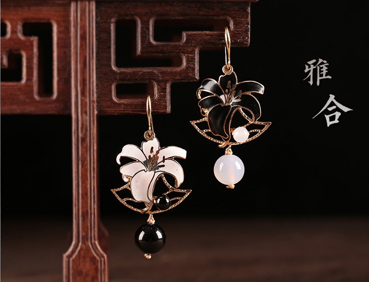 黑白百合花耳環(huán)，優(yōu)雅曼妙的首飾!