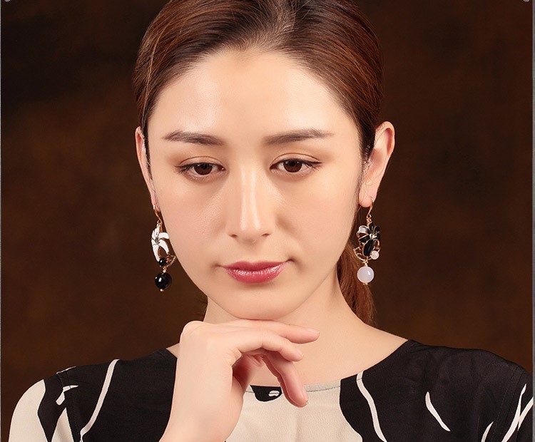 黑白百合花耳環(huán)，優(yōu)雅曼妙的首飾!