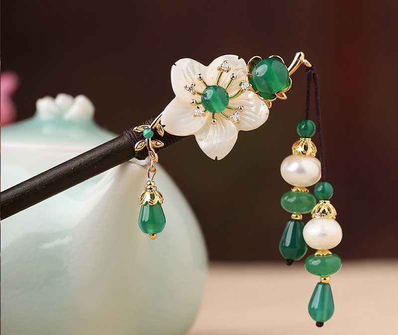 慕梅飛綠發(fā)簪:高貴清雅的古風頭飾