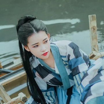 佳人在水持傘女生頭像，唯美古風真人頭像