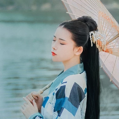 佳人在水持傘女生頭像，唯美古風真人頭像