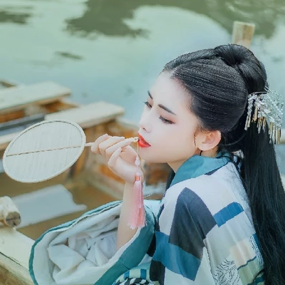 佳人在水持傘女生頭像，唯美古風真人頭像