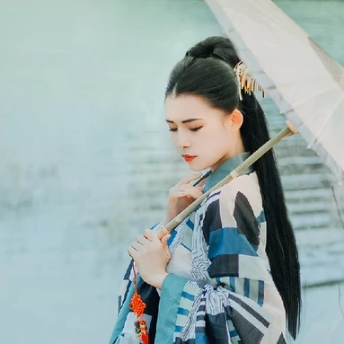 佳人在水持傘女生頭像，唯美古風真人頭像