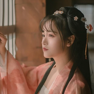 文藝粉紗裙帶傘女生頭像，唯美古風(fēng)真人頭像