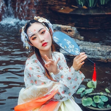 夢如煙持團扇女生頭像，唯美古風(fēng)真人頭像