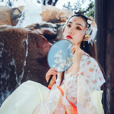 夢如煙持團扇女生頭像，唯美古風(fēng)真人頭像