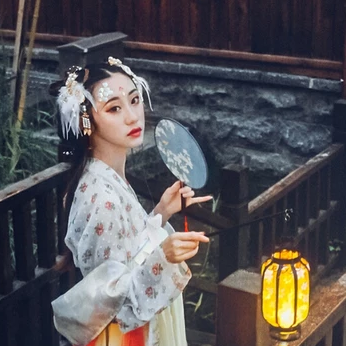 夢如煙持團扇女生頭像，唯美古風(fēng)真人頭像