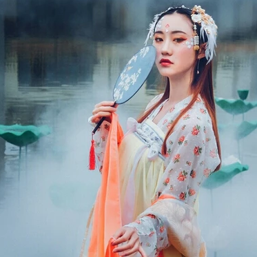 夢如煙持團扇女生頭像，唯美古風(fēng)真人頭像