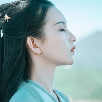 清風(fēng)徐來(lái)帶斗笠折扇女生頭像，唯美古風(fēng)頭像