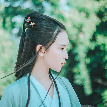 清風(fēng)徐來(lái)帶斗笠折扇女生頭像，唯美古風(fēng)頭像