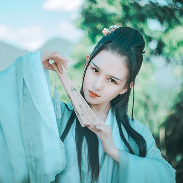 清風(fēng)徐來(lái)帶斗笠折扇女生頭像，唯美古風(fēng)頭像