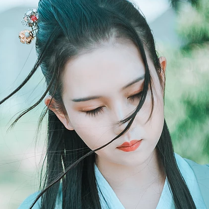 清風(fēng)徐來(lái)帶斗笠折扇女生頭像，唯美古風(fēng)頭像