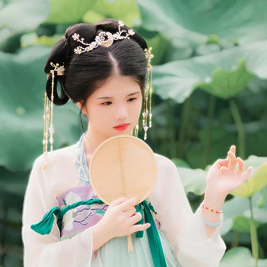 荷香滿溢女生頭像，持扇古風(fēng)頭像