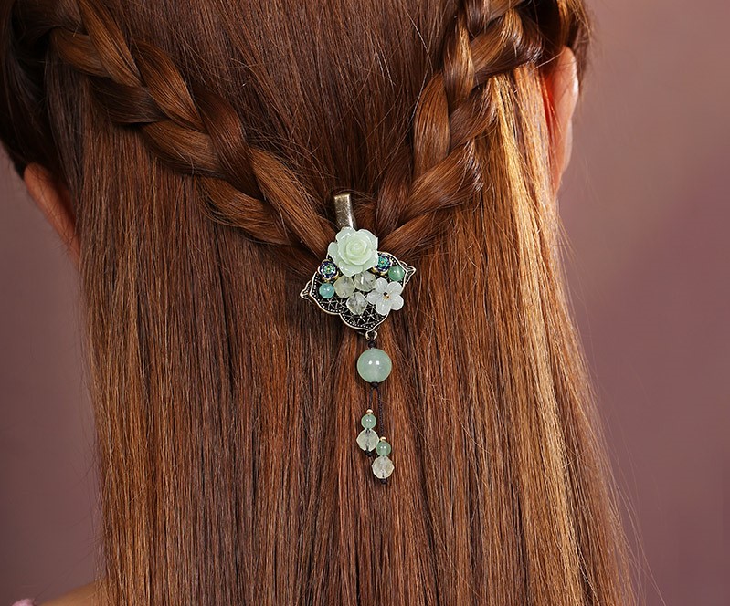 復古小花朵發(fā)夾頭飾：彰顯古典的美感