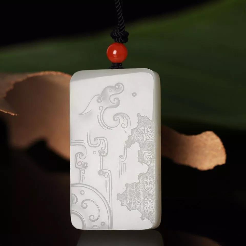 探討和田玉玉牌：和田玉規(guī)則牌形卻有一缺口？