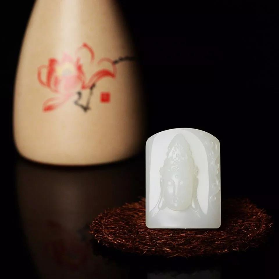 探討和田玉玉牌：和田玉規(guī)則牌形卻有一缺口？