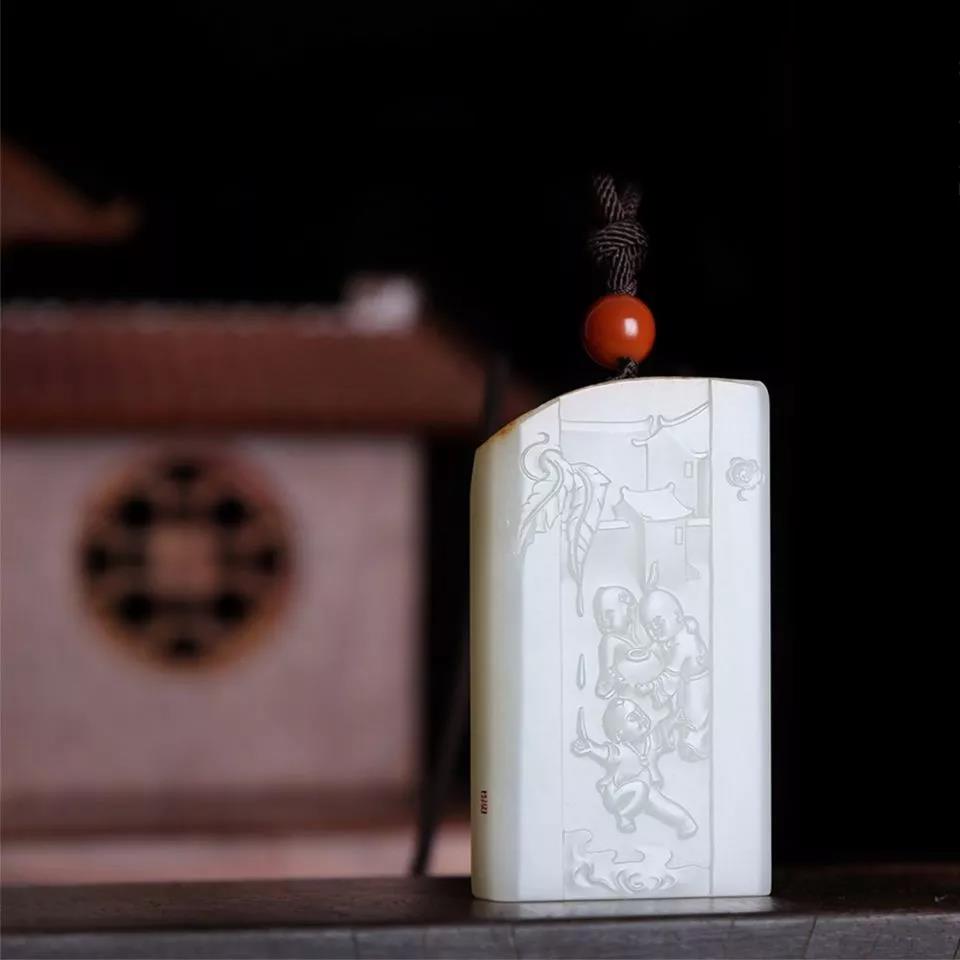 探討和田玉玉牌：和田玉規(guī)則牌形卻有一缺口？