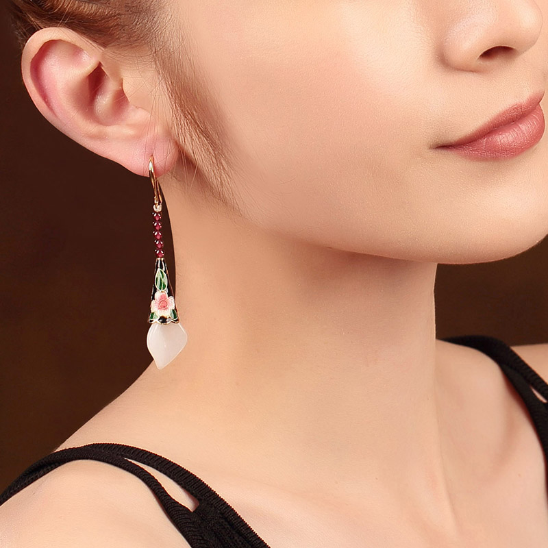 白玉馬蹄蓮耳環(huán)：洋溢華美氣質