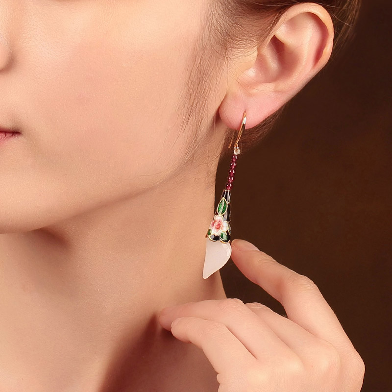 白玉馬蹄蓮耳環(huán)：洋溢華美氣質