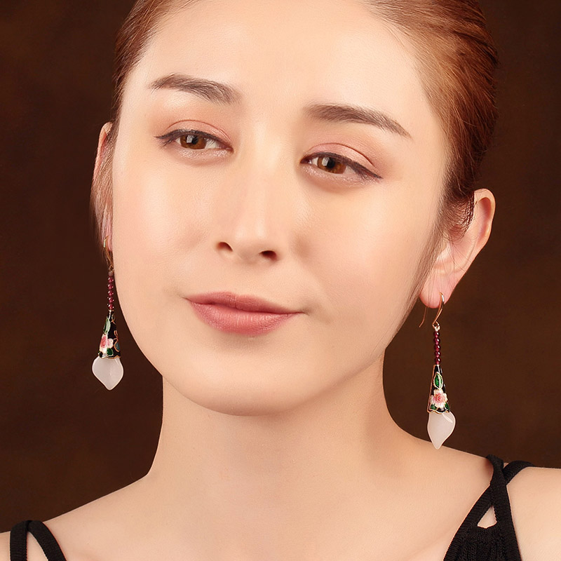 白玉馬蹄蓮耳環(huán)：洋溢華美氣質