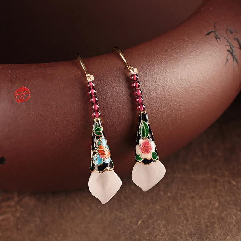 白玉馬蹄蓮耳環(huán)：洋溢華美氣質