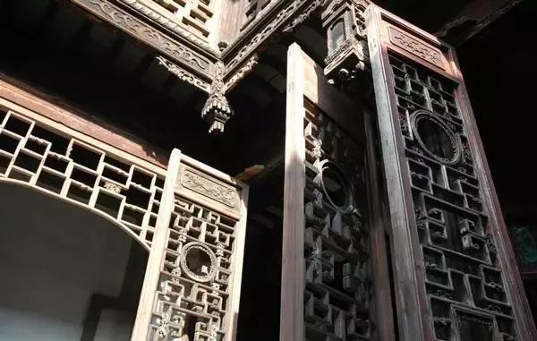 品味木雕藝術(shù)：感受中式老房的匠心之美！