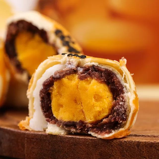 特色美食海鴨蛋黃酥：讓人上癮的蛋黃酥！