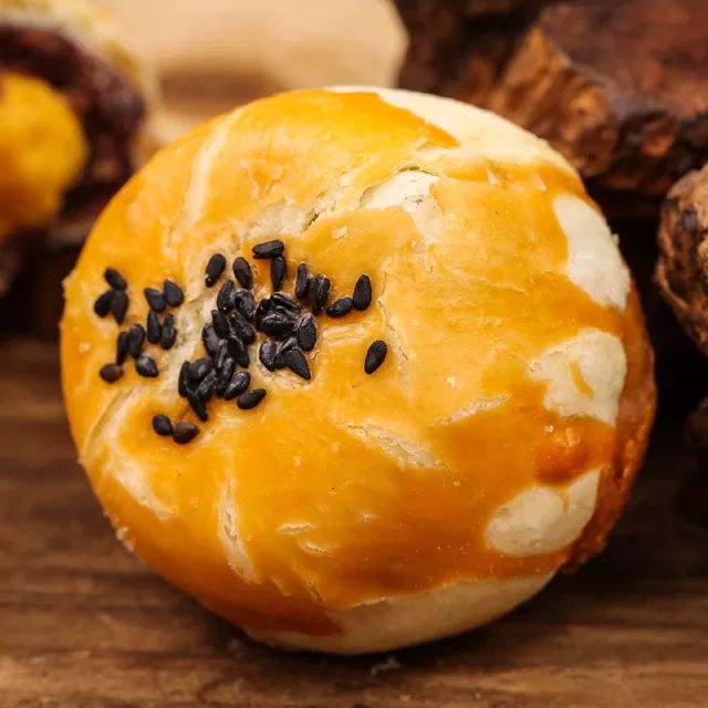 特色美食海鴨蛋黃酥：讓人上癮的蛋黃酥！