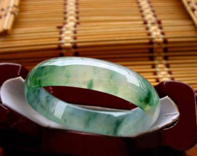 冰種飄花翡翠知識(shí)，教你如何選擇好的翡翠