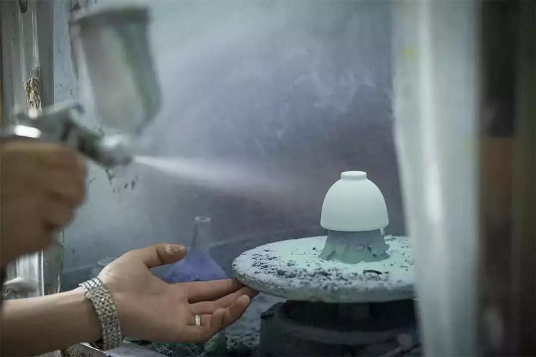 粉彩扒花工藝：細膩絕妙的陶瓷工藝！