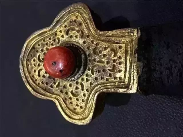 老牧民手中的藏刀，古代兵器太美!