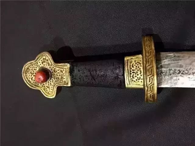 老牧民手中的藏刀，古代兵器太美!