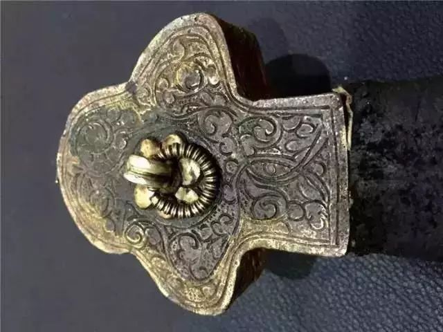 老牧民手中的藏刀，古代兵器太美!