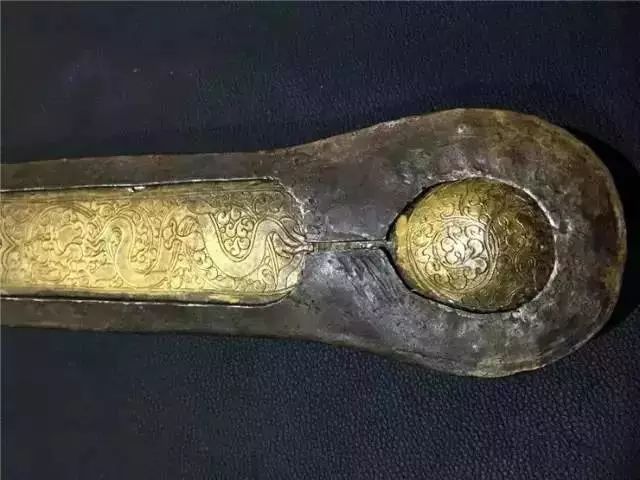 老牧民手中的藏刀，古代兵器太美!