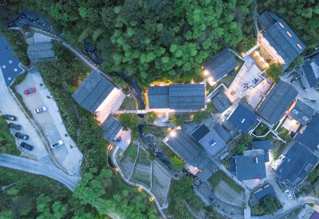 安吉·仁里息心廬，擁泉而居枕山而眠!