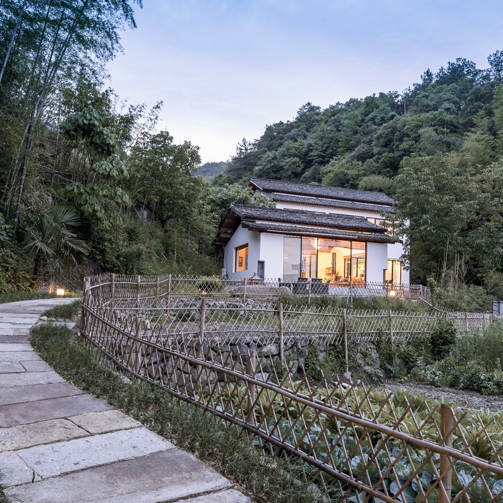 安吉·仁里息心廬，擁泉而居枕山而眠!