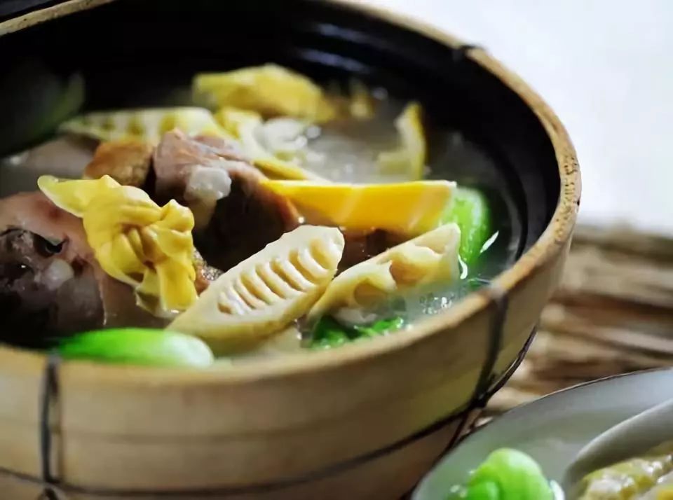 安吉·仁里息心廬，擁泉而居枕山而眠!