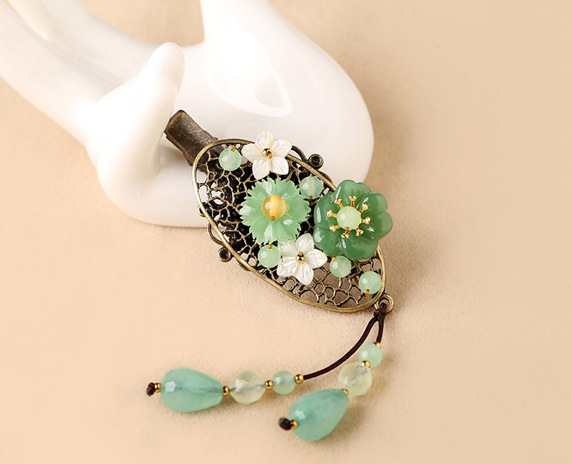一款淡綠系的古銅發(fā)夾，優(yōu)雅別致古風(fēng)頭飾