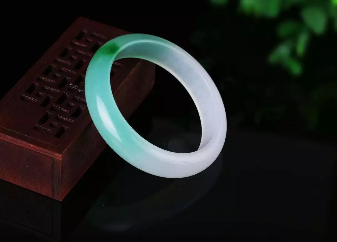 翡翠手鐲戴左手還是右手？四方面教你理解戴法