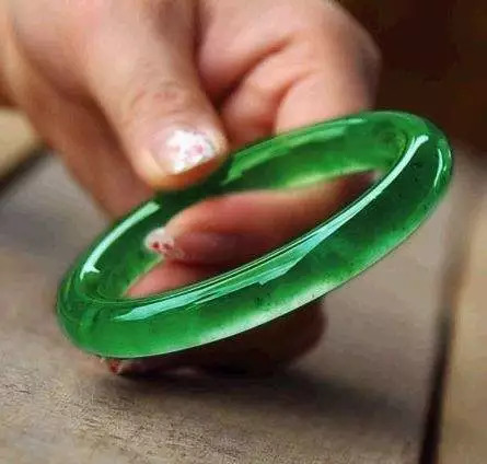 翡翠手鐲戴左手還是右手？四方面教你理解戴法