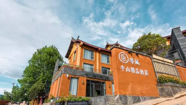 瀘沽湖新中式風(fēng)格民宿，等風(fēng)·半山