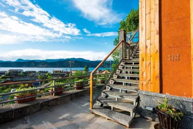 瀘沽湖新中式風(fēng)格民宿，等風(fēng)·半山