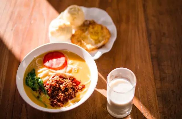 瀘沽湖新中式風(fēng)格民宿，等風(fēng)·半山