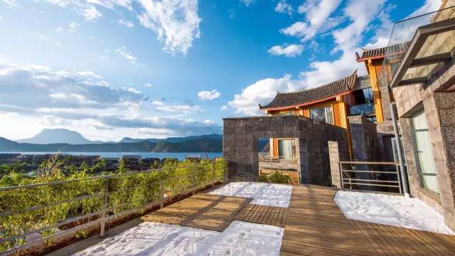 瀘沽湖新中式風(fēng)格民宿，等風(fēng)·半山